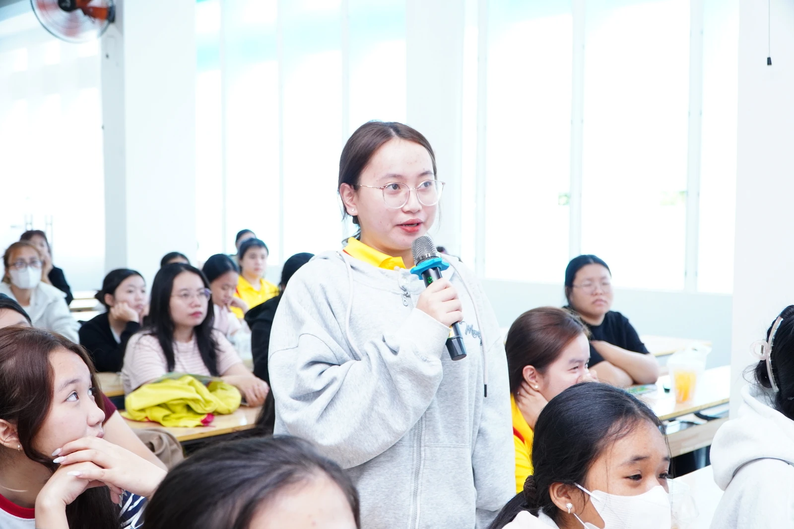TÂN SINH VIÊN K26 THAM GIA CHUYÊN ĐỀ "AN TOÀN GIAO THÔNG VÀ PHÒNG, CHỐNG TỆ NẠN XÃ HỘI"