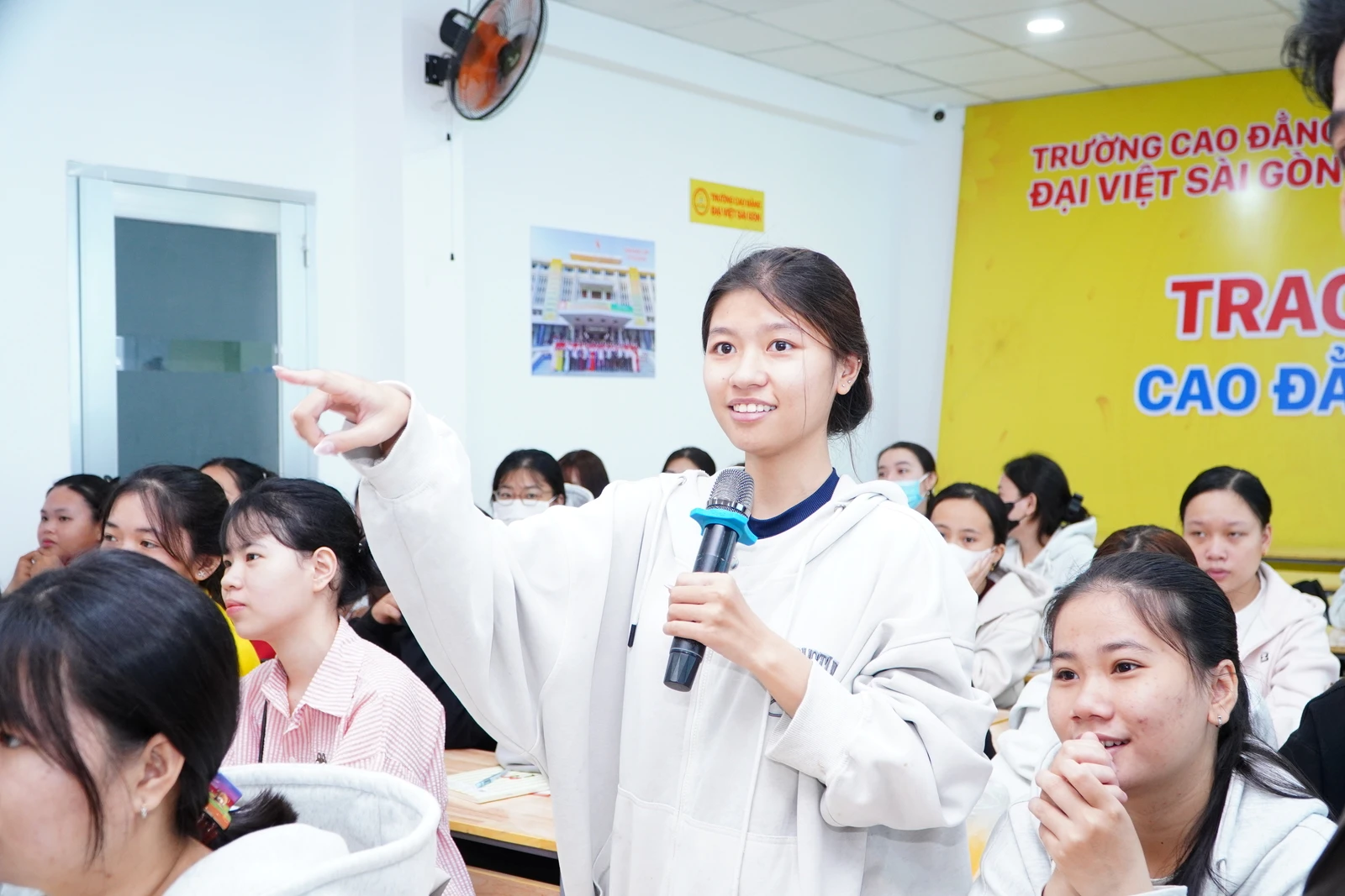 TÂN SINH VIÊN K26 THAM GIA CHUYÊN ĐỀ "AN TOÀN GIAO THÔNG VÀ PHÒNG, CHỐNG TỆ NẠN XÃ HỘI"