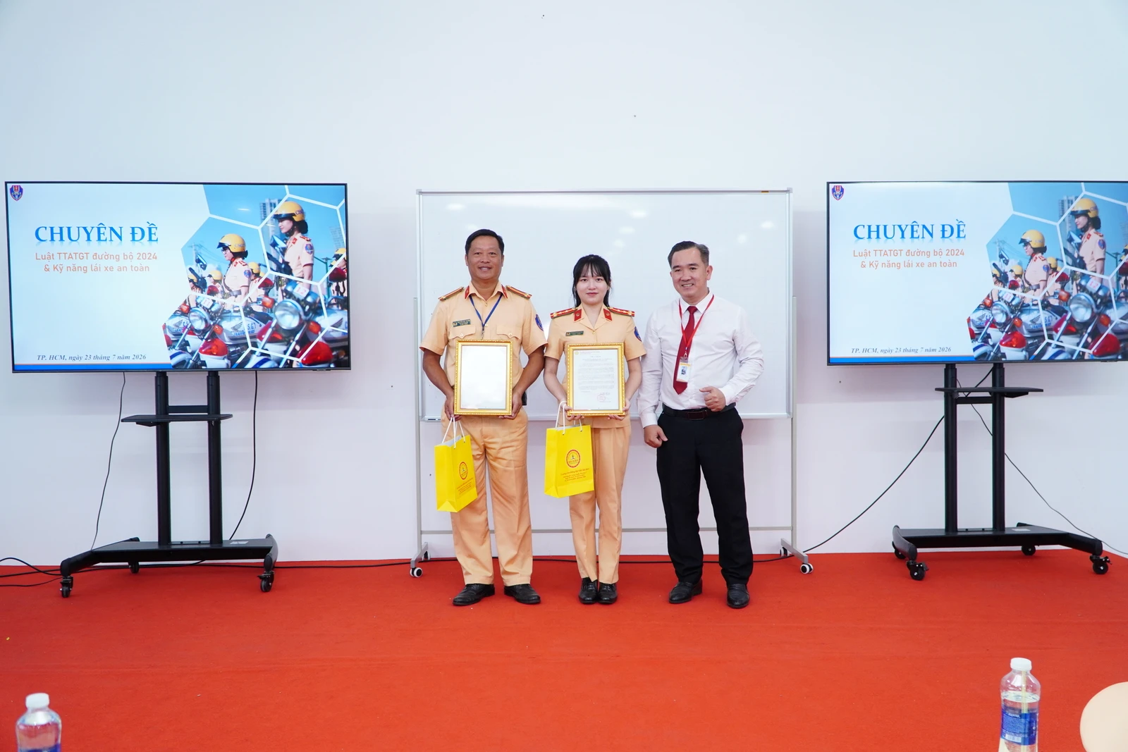 TÂN SINH VIÊN K26 THAM GIA CHUYÊN ĐỀ "AN TOÀN GIAO THÔNG VÀ PHÒNG, CHỐNG TỆ NẠN XÃ HỘI"