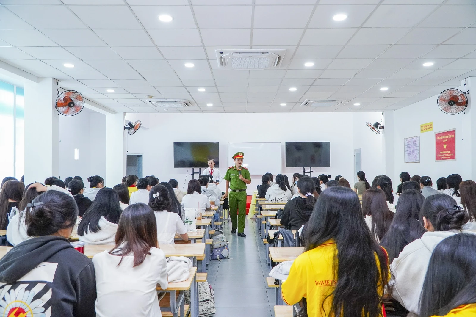 TÂN SINH VIÊN K26 THAM GIA CHUYÊN ĐỀ "PHÒNG, CHỐNG TỐ GIÁC TỘI PHẠM MA TÚY, PHÒNG CHỐNG TỘI PHẠM, TỆ NẠN XÃ HỘI TRONG SINH VIÊN"