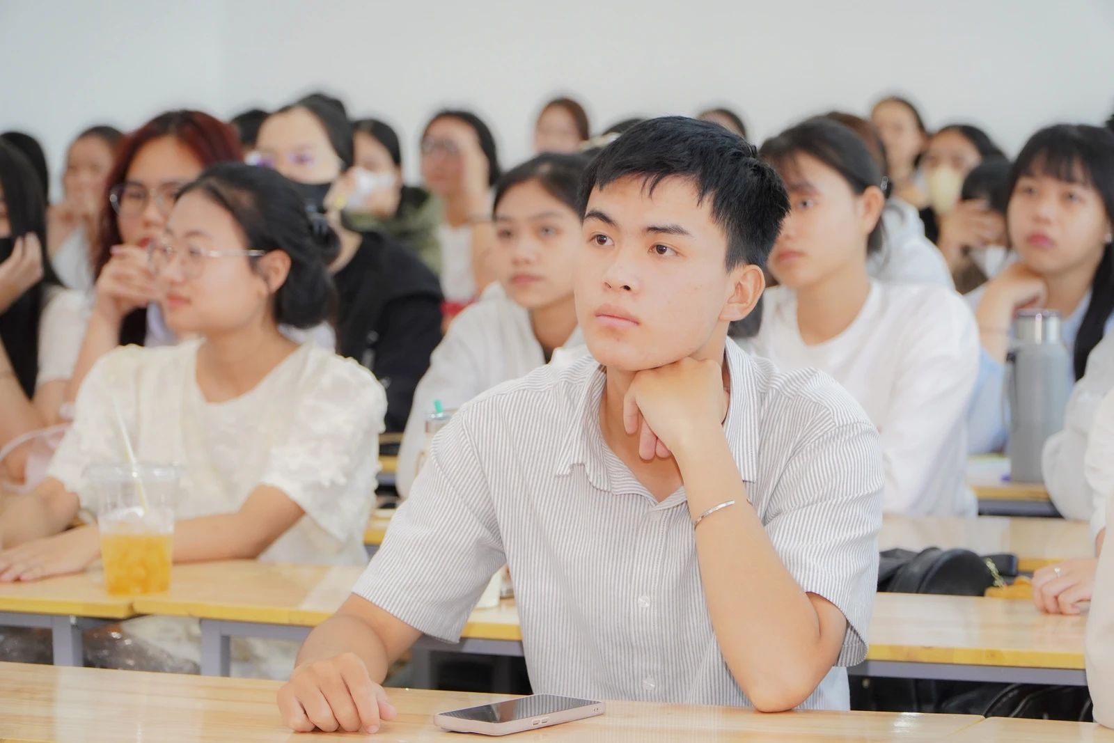 TÂN SINH VIÊN K26 THAM GIA SINH HOẠT PHỔ BIẾN QUY CHẾ HỌC TẬP, CHUẨN ĐẦU RA VÀ ĐỊNH HƯỚNG LỘ TRÌNH PHÁT TRIỂN KỸ NĂNG