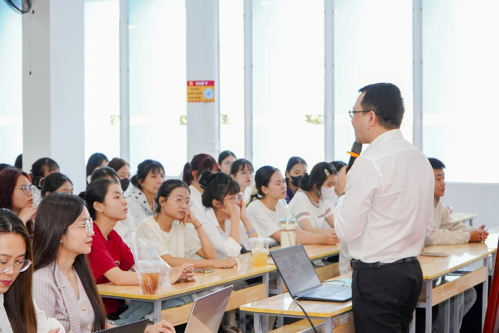 TÂN SINH VIÊN K26 THAM GIA SINH HOẠT PHỔ BIẾN QUY CHẾ HỌC TẬP, CHUẨN ĐẦU RA VÀ ĐỊNH HƯỚNG LỘ TRÌNH PHÁT TRIỂN KỸ NĂNG