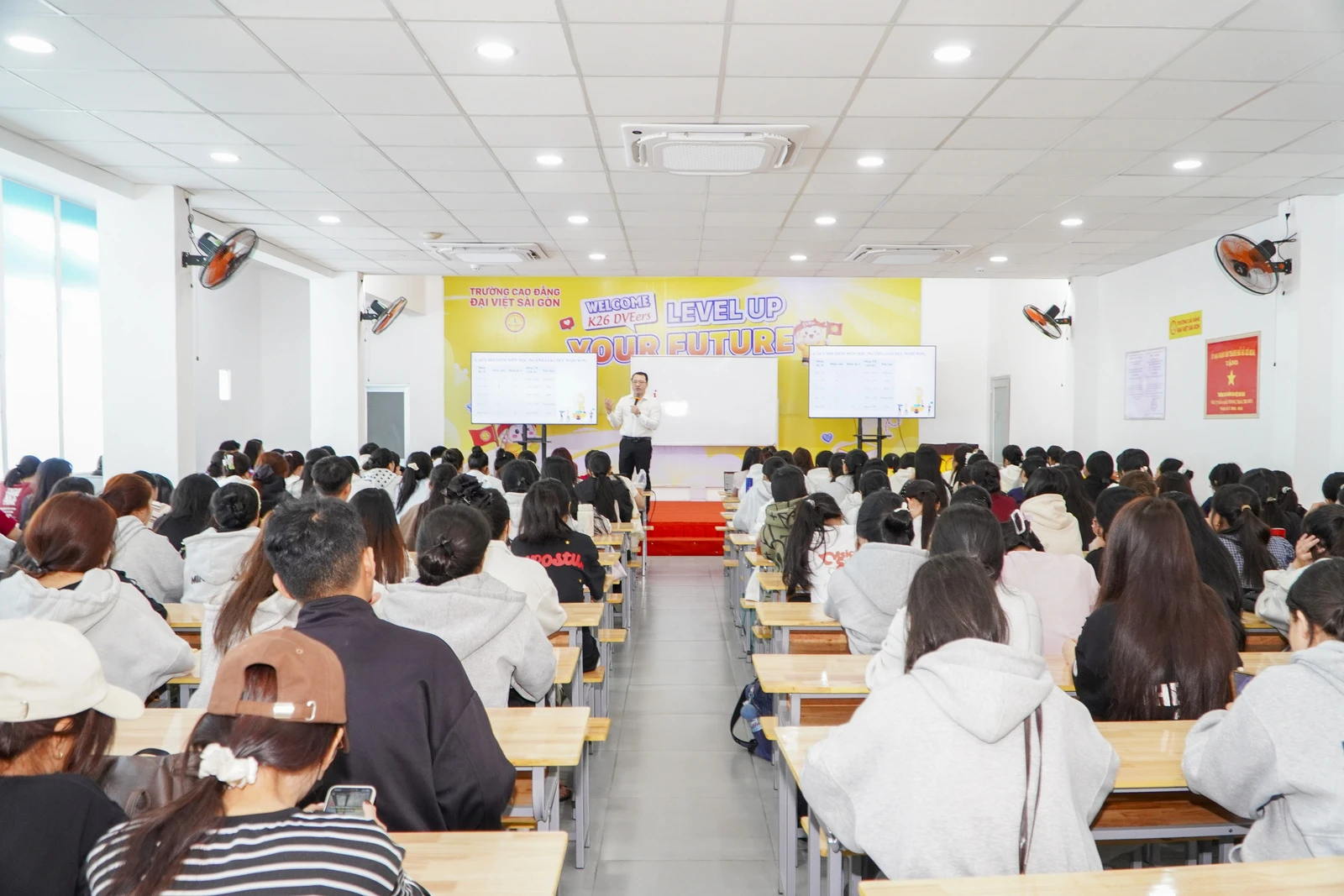 TÂN SINH VIÊN K26 THAM GIA SINH HOẠT PHỔ BIẾN QUY CHẾ HỌC TẬP, CHUẨN ĐẦU RA VÀ ĐỊNH HƯỚNG LỘ TRÌNH PHÁT TRIỂN KỸ NĂNG
