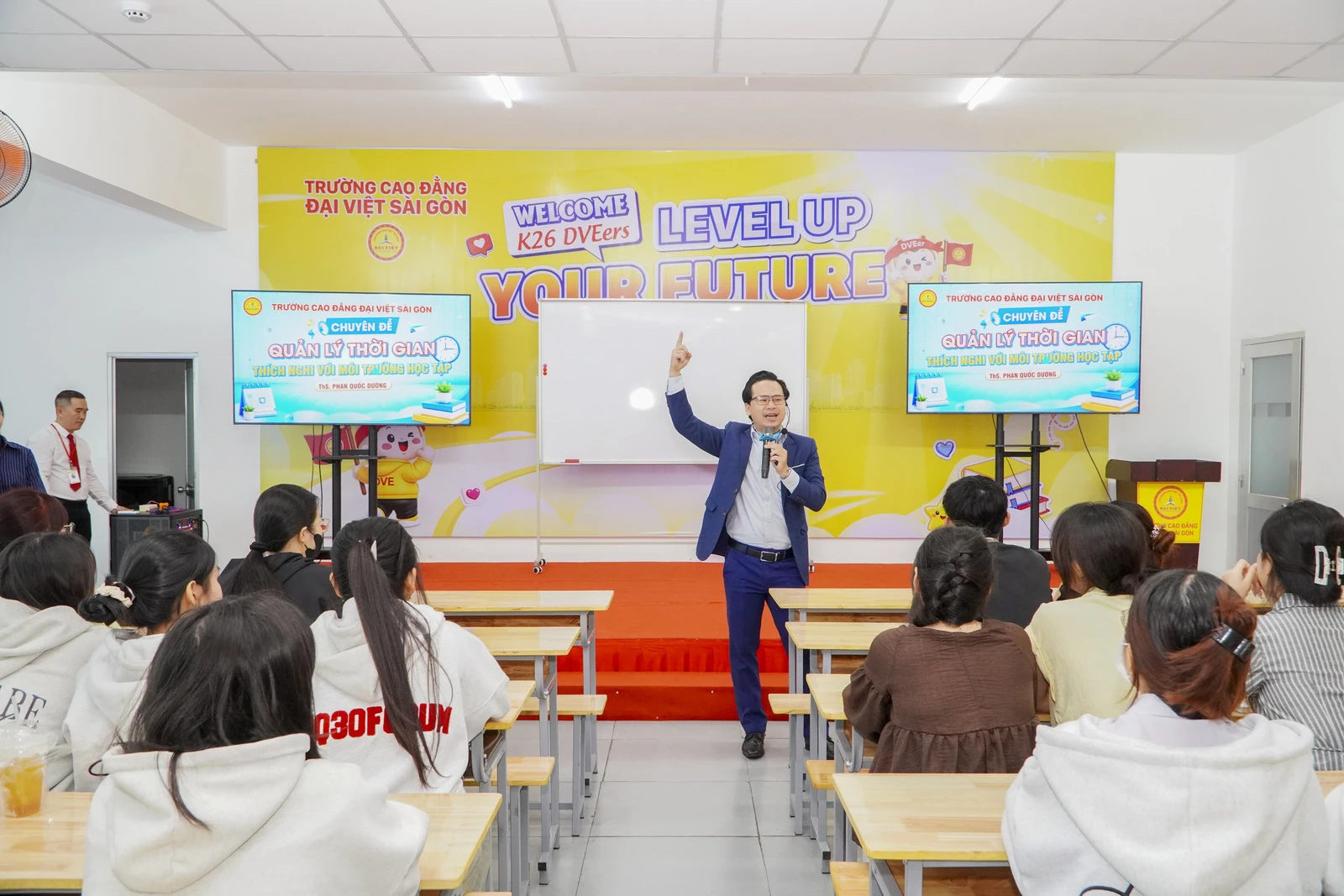 TÂN SINH VIÊN K26 TRANG BỊ KỸ NĂNG QUẢN LÝ THỜI GIAN VÀ THÍCH NGHI VỚI MÔI TRƯỜNG HỌC TẬP MỚI