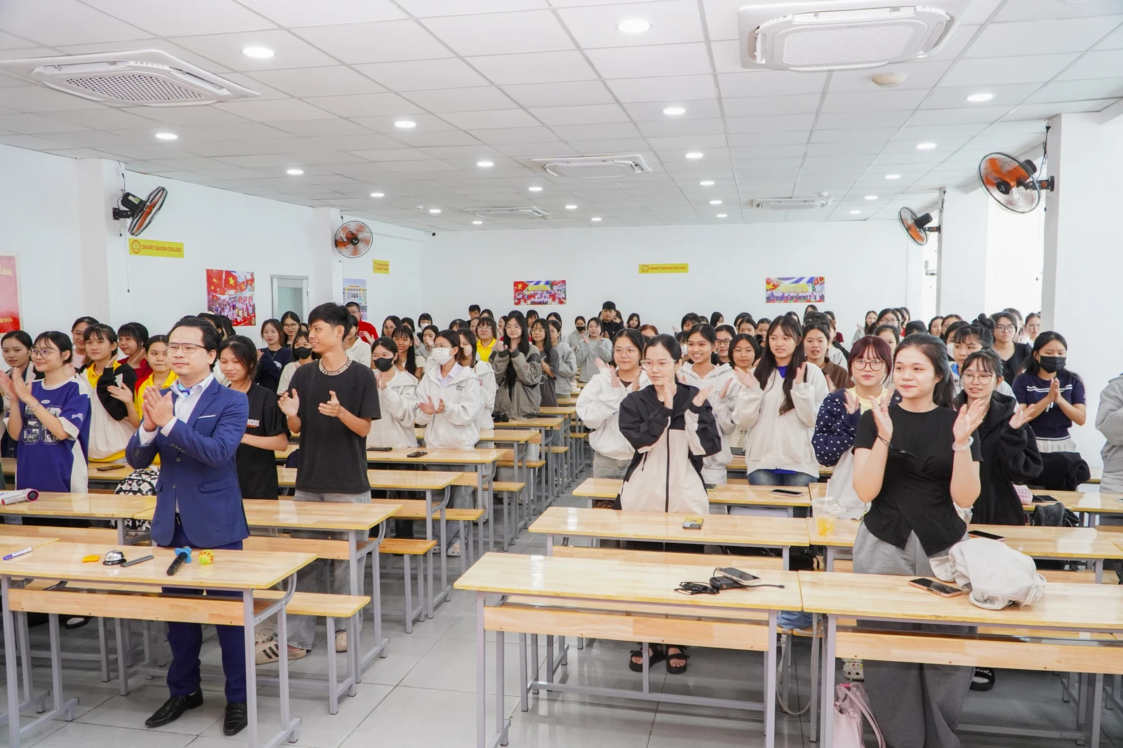 TÂN SINH VIÊN K26 TRANG BỊ KỸ NĂNG QUẢN LÝ THỜI GIAN VÀ THÍCH NGHI VỚI MÔI TRƯỜNG HỌC TẬP MỚI