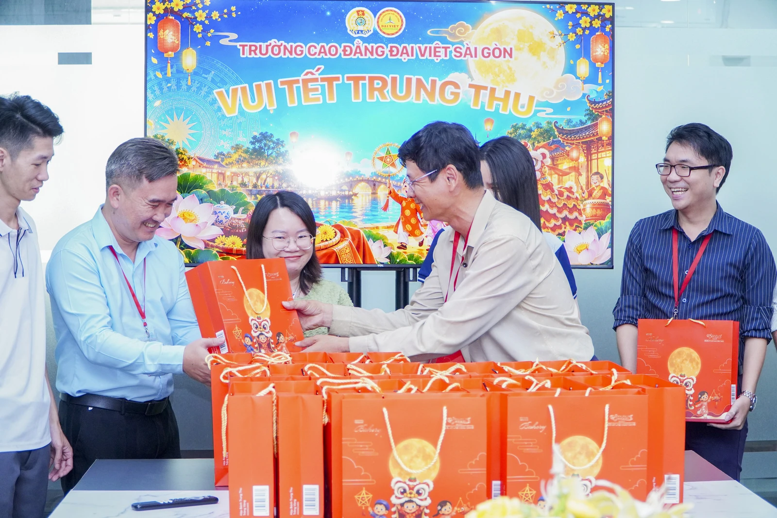 TẾT TRUNG THU - TRỌN TÌNH ĐOÀN VIÊN DƯỚI MÁI TRƯỜNG