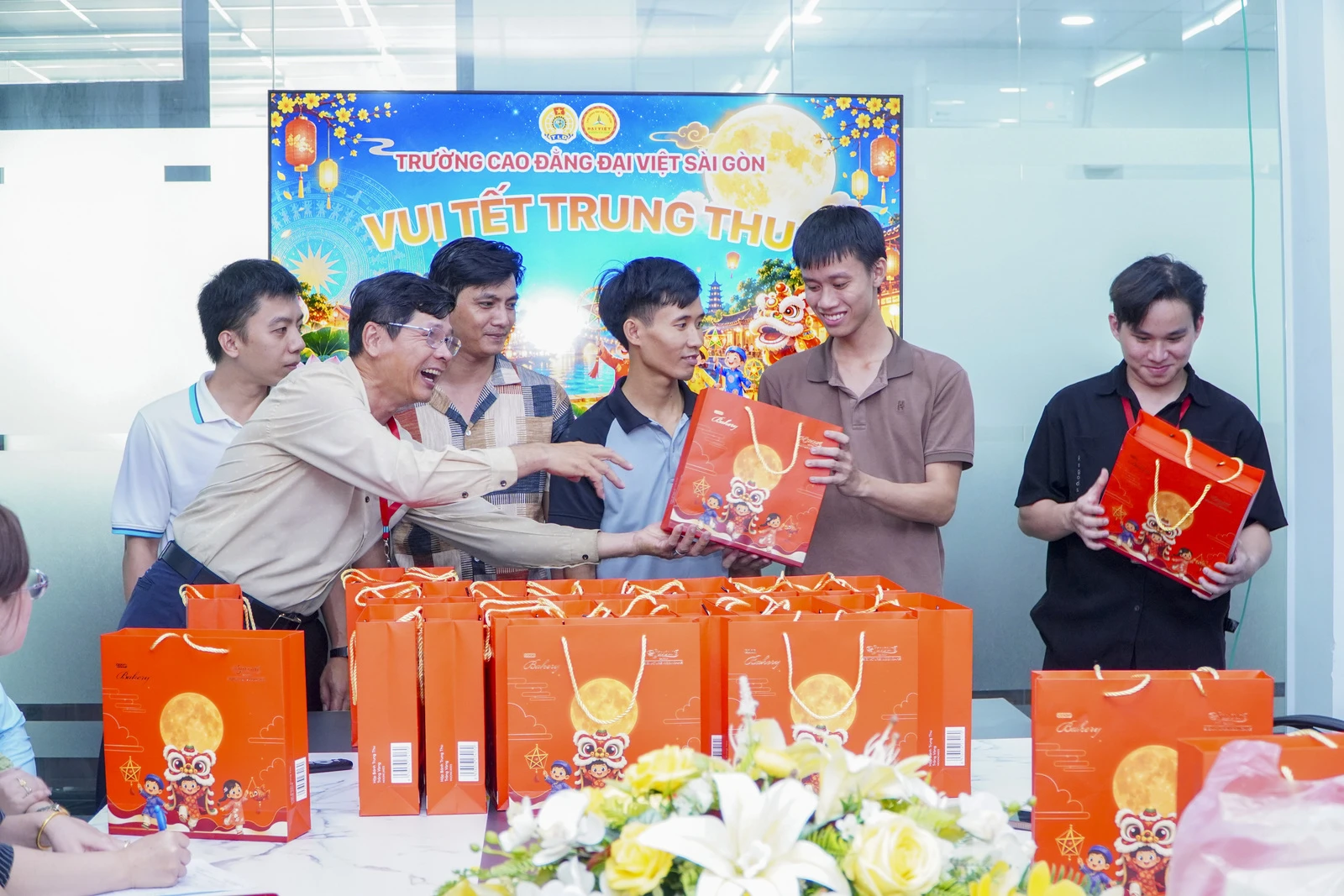 TẾT TRUNG THU - TRỌN TÌNH ĐOÀN VIÊN DƯỚI MÁI TRƯỜNG