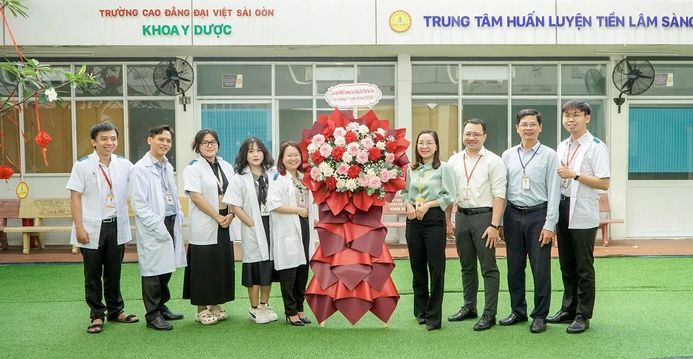 THĂM VÀ CHÚC MỪNG KHOA CHĂM SÓC SỨC KHỎE NHÂN NGÀY THẦY THUỐC VIỆT NAM