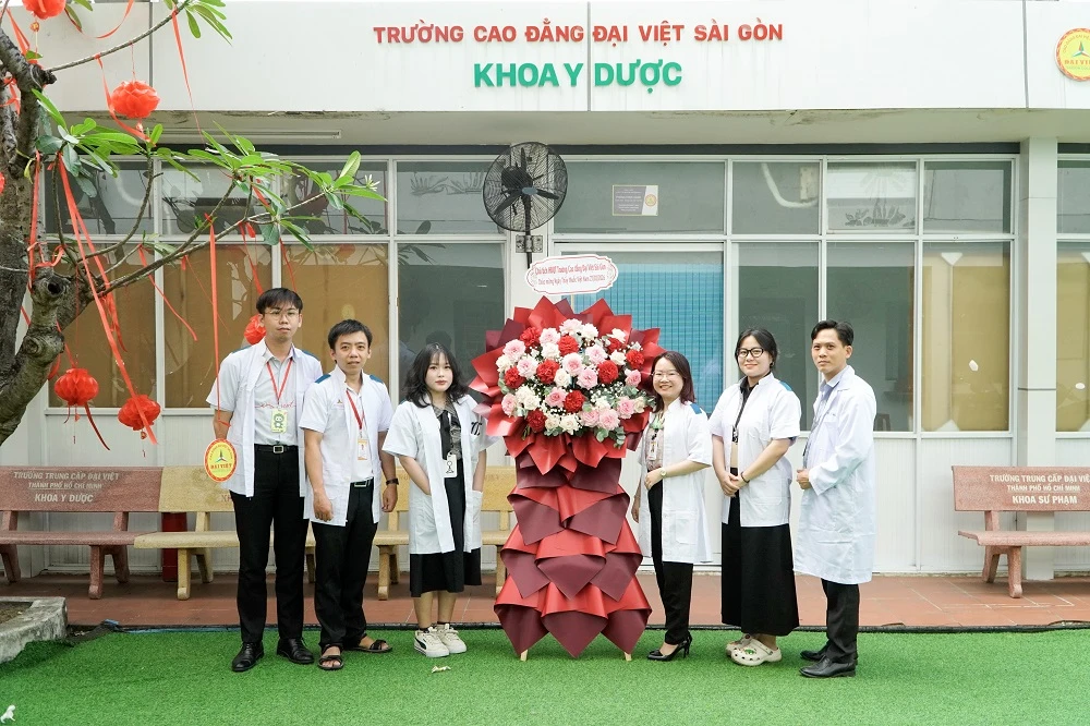 THĂM VÀ CHÚC MỪNG KHOA CHĂM SÓC SỨC KHỎE NHÂN NGÀY THẦY THUỐC VIỆT NAM