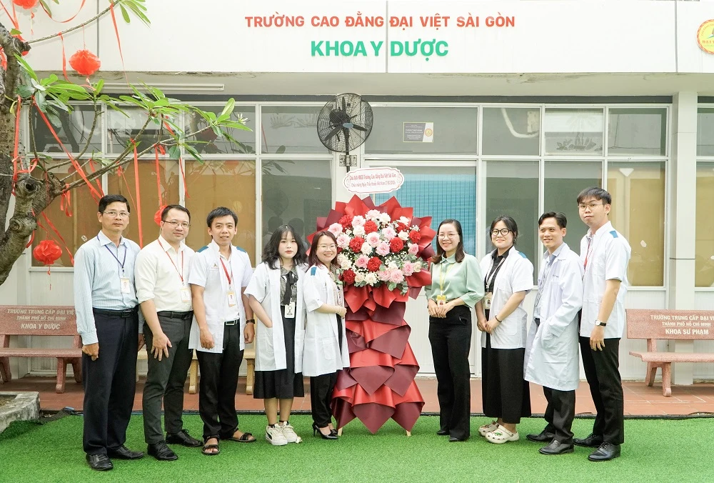 THĂM VÀ CHÚC MỪNG KHOA CHĂM SÓC SỨC KHỎE NHÂN NGÀY THẦY THUỐC VIỆT NAM