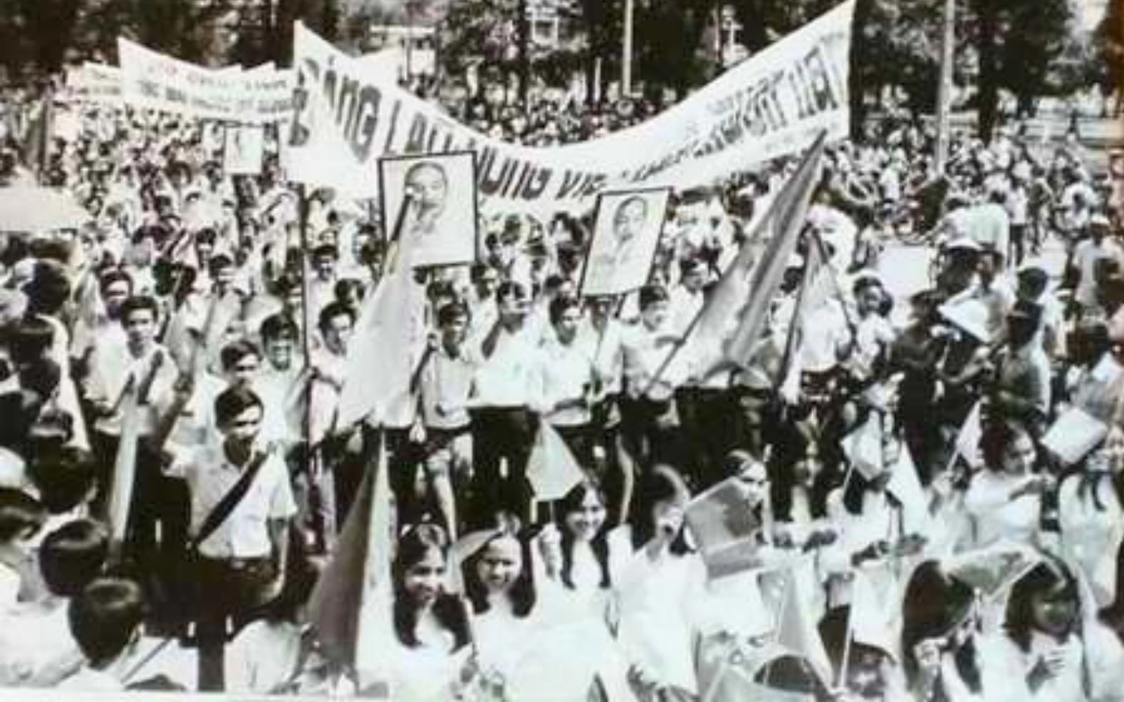 THÁNG TƯ VỀ, NGHE KHÚC KHẢI HOÀN CA TRONG DÒNG CHẢY KÝ ỨC