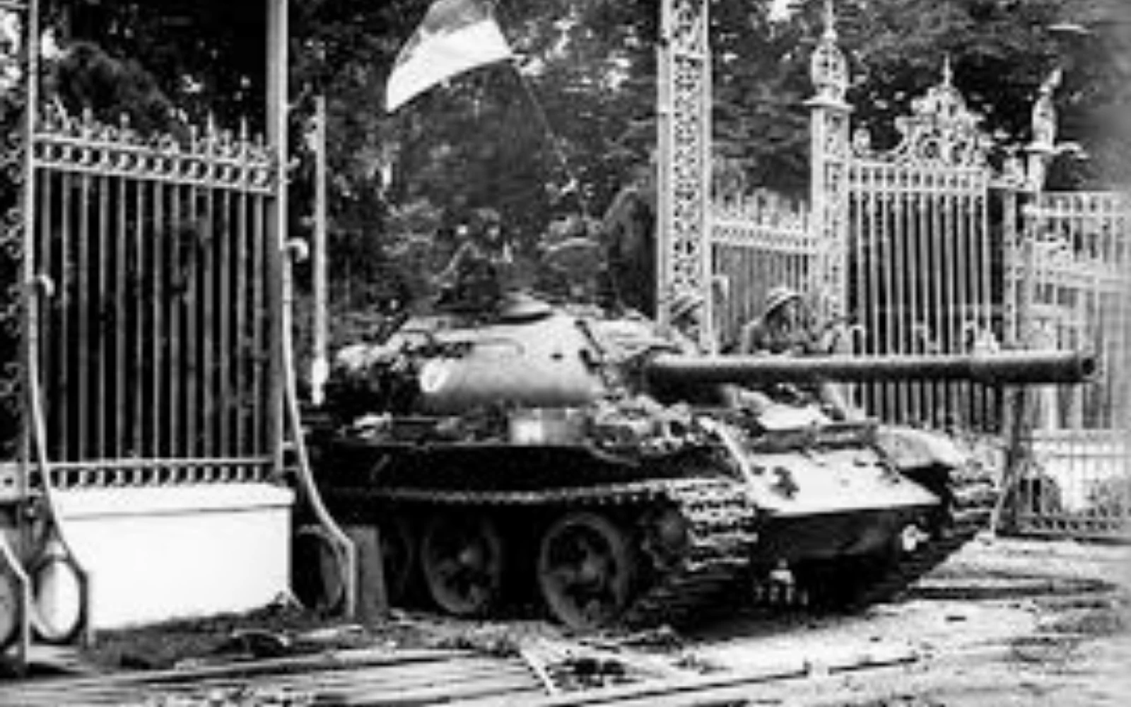 THÁNG TƯ VỀ, NGHE KHÚC KHẢI HOÀN CA TRONG DÒNG CHẢY KÝ ỨC