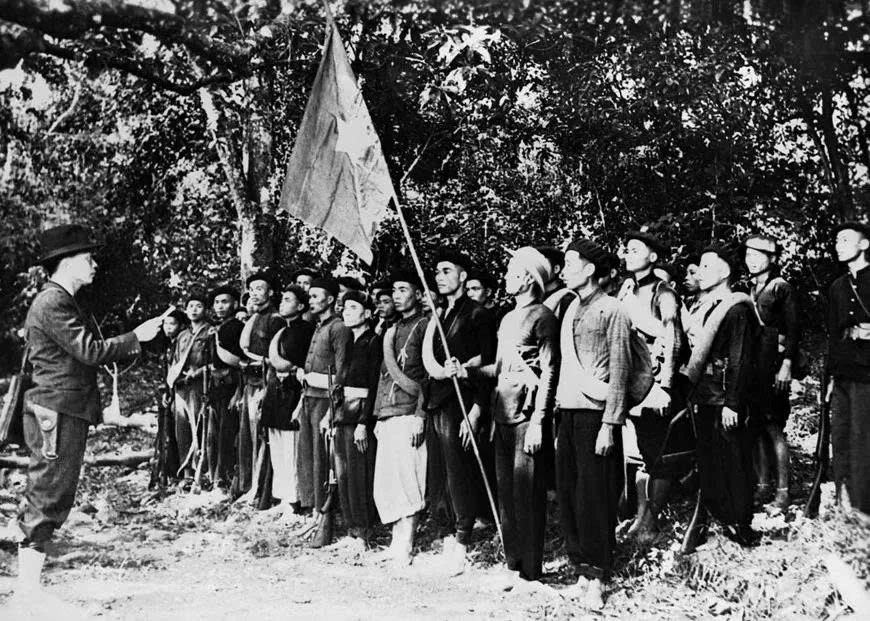 Ngày 22/12/1944, Đội Việt Nam Tuyên truyền Giải phóng quân được thành lập tại khu rừng Trần Hưng Đạo ở châu Nguyên Bình, tỉnh Cao Bằng, do đồng chí Võ Nguyên Giáp chỉ huy, trực tiếp tham gia chiến đấu bên cạnh các cơ sở, lực lượng dân quân ở các địa phương, đóng vai trò nòng cốt, quyết định sự thành công của Cách mạng Tháng Tám. (Ảnh: Tư liệu/TTXVN)