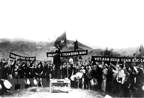 Nhân dân huyện Ba Tơ tham gia đánh chiếm đồn Ba Tơ ngày 11/3/1945. (Ảnh: Tư liệu/TTXVN)