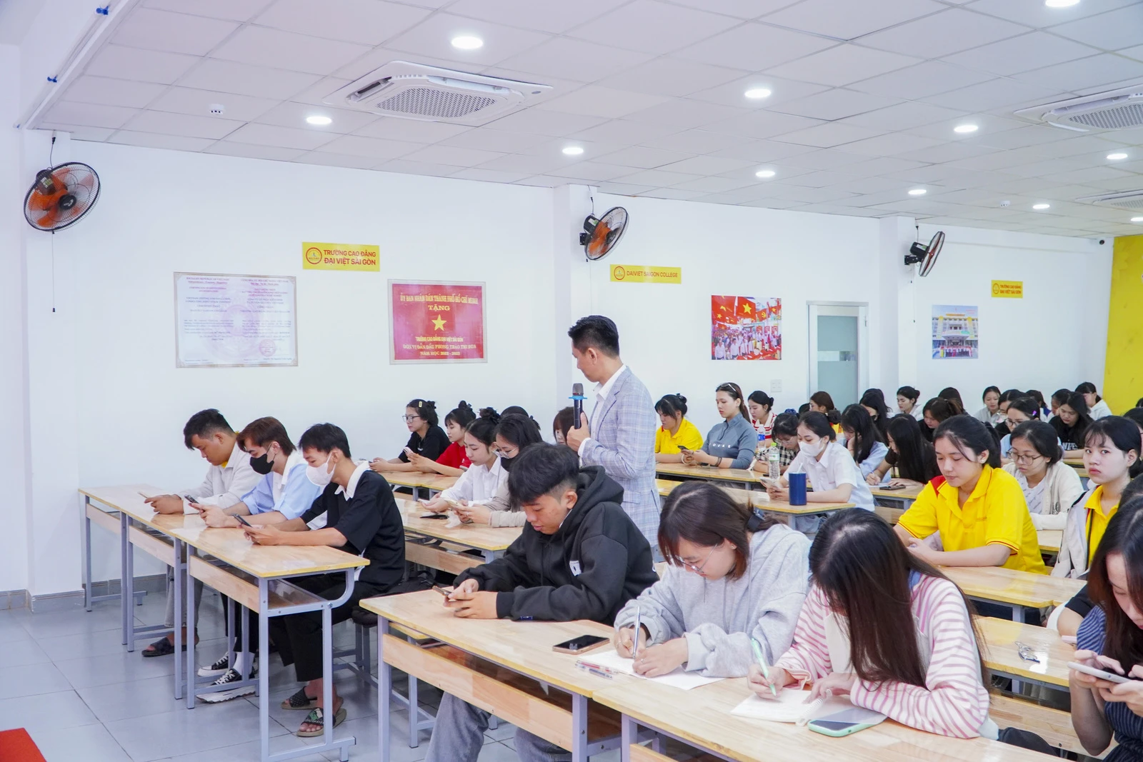 THÍCH NGHI VỚI MÔI TRƯỜNG HỌC TẬP CAO ĐẲNG - ĐẠI HỌC