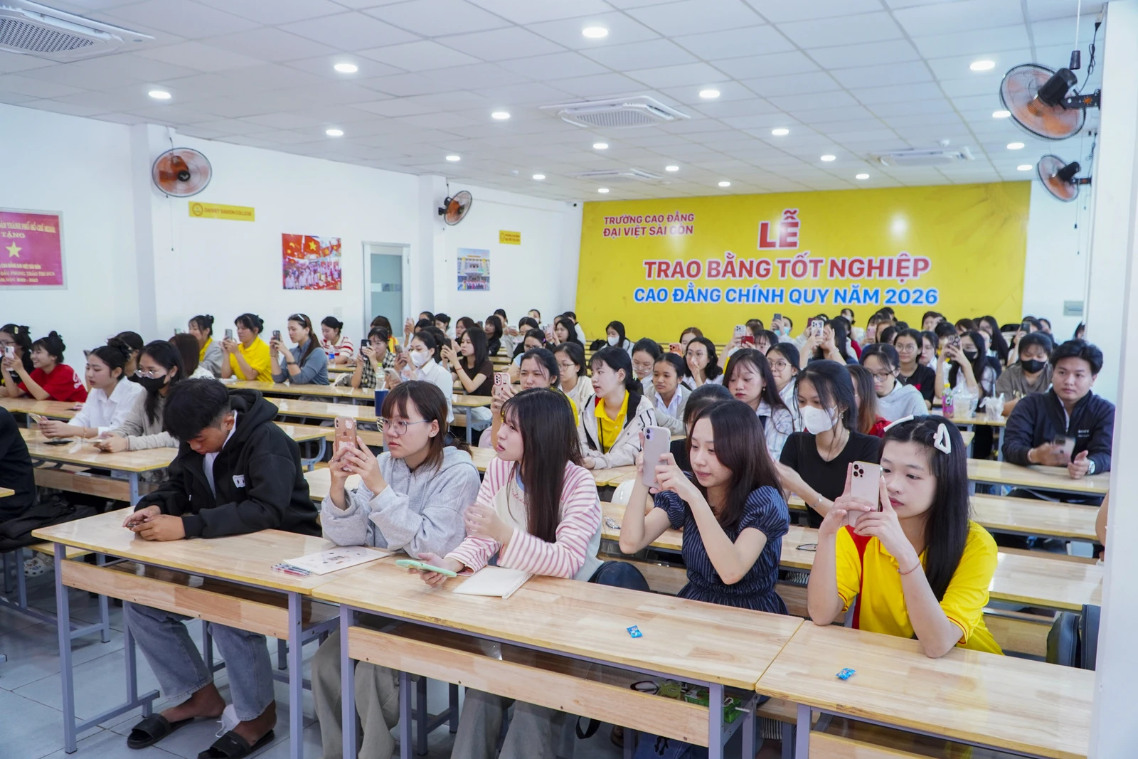 THÍCH NGHI VỚI MÔI TRƯỜNG HỌC TẬP CAO ĐẲNG - ĐẠI HỌC