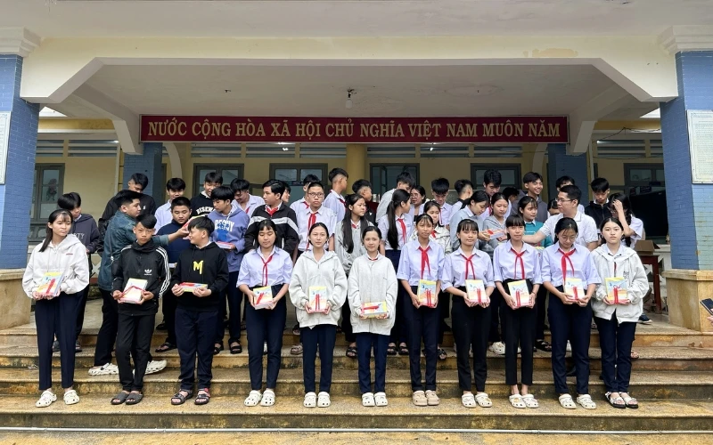 TIẾP NỐI HÀNH TRÌNH - THẮP LÊN NIỀM TIN TẠI TRƯỜNG THCS NGUYỄN CHÍ THANH