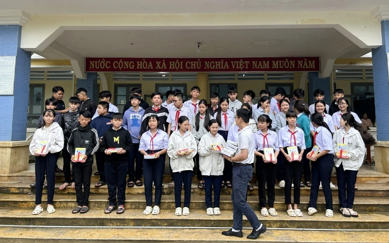 TIẾP NỐI HÀNH TRÌNH - THẮP LÊN NIỀM TIN TẠI TRƯỜNG THCS NGUYỄN CHÍ THANH