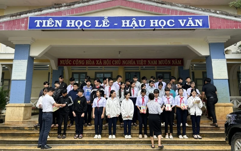 TIẾP NỐI HÀNH TRÌNH - THẮP LÊN NIỀM TIN TẠI TRƯỜNG THCS NGUYỄN CHÍ THANH