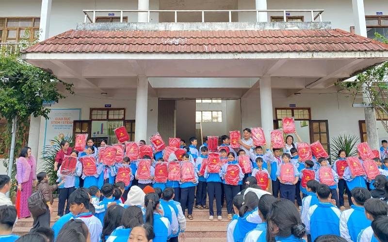 TIẾP TỤC HÀNH TRÌNH LAN TỎA YÊU THƯƠNG TẠI TRƯỜNG THCS CHU VĂN AN - ĐẮK LẮK