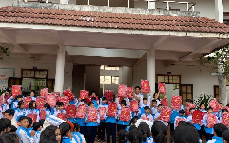 TIẾP TỤC HÀNH TRÌNH LAN TỎA YÊU THƯƠNG TẠI TRƯỜNG THCS CHU VĂN AN - ĐẮK LẮK