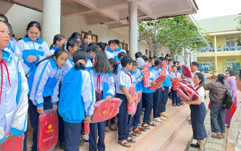 TIẾP TỤC HÀNH TRÌNH LAN TỎA YÊU THƯƠNG TẠI TRƯỜNG THCS CHU VĂN AN - ĐẮK LẮK