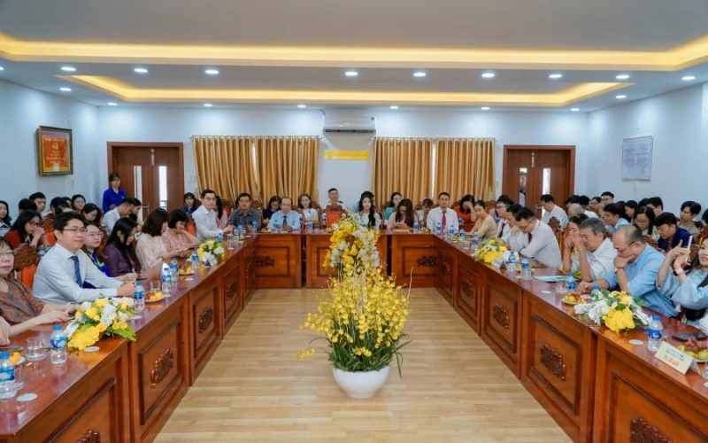 Tri Ân 20/11: Đại Việt Sài Gòn Tôn Vinh Hai Nhà Giáo Ưu Túv