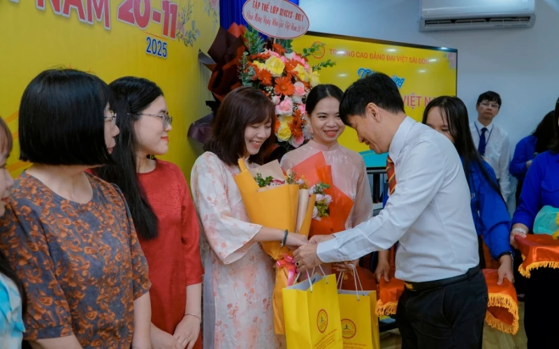 Tri Ân 20/11: Đại Việt Sài Gòn Tôn Vinh Hai Nhà Giáo Ưu Túv