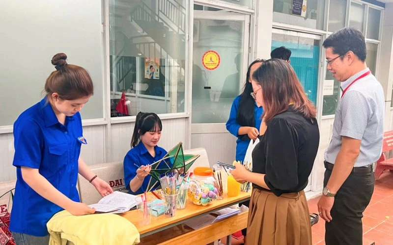 Trung Thu Yêu Thương - Lan Tỏa Ánh Trăng Nghĩa Tình