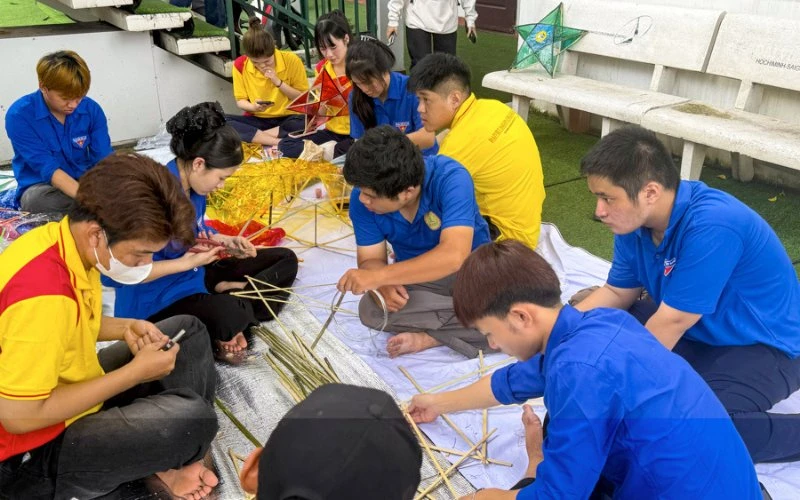 Trung Thu Yêu Thương - Lan Tỏa Ánh Trăng Nghĩa Tình