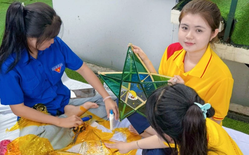 Trung Thu Yêu Thương - Lan Tỏa Ánh Trăng Nghĩa Tình