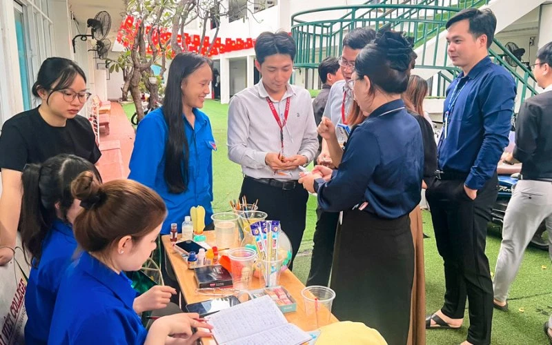 Trung Thu Yêu Thương - Lan Tỏa Ánh Trăng Nghĩa Tình