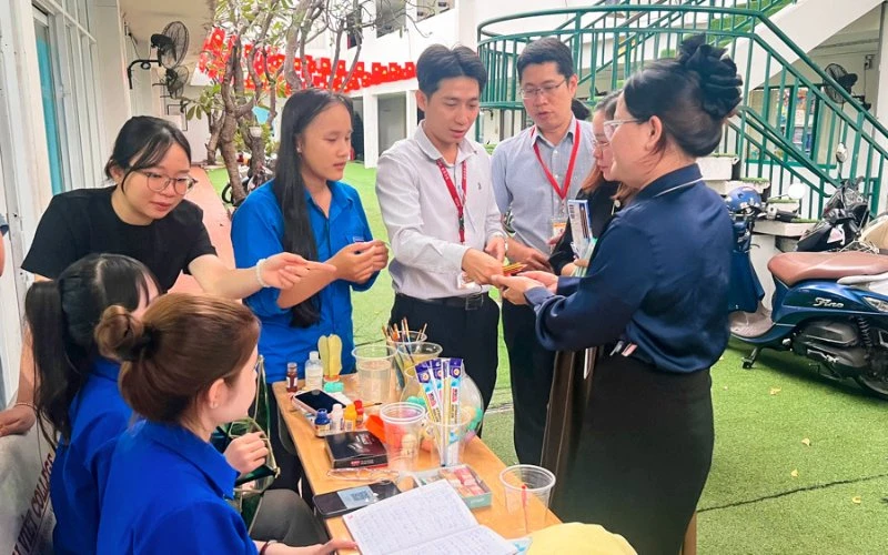 Trung Thu Yêu Thương - Lan Tỏa Ánh Trăng Nghĩa Tình