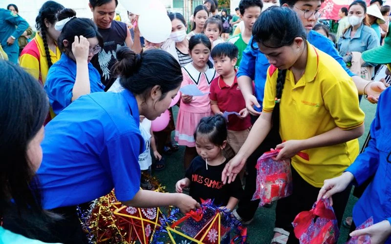 Trung Thu Yêu Thương - Trao Nụ Cười, Gửi Yêu Thương Đến Các Em Nhỏ