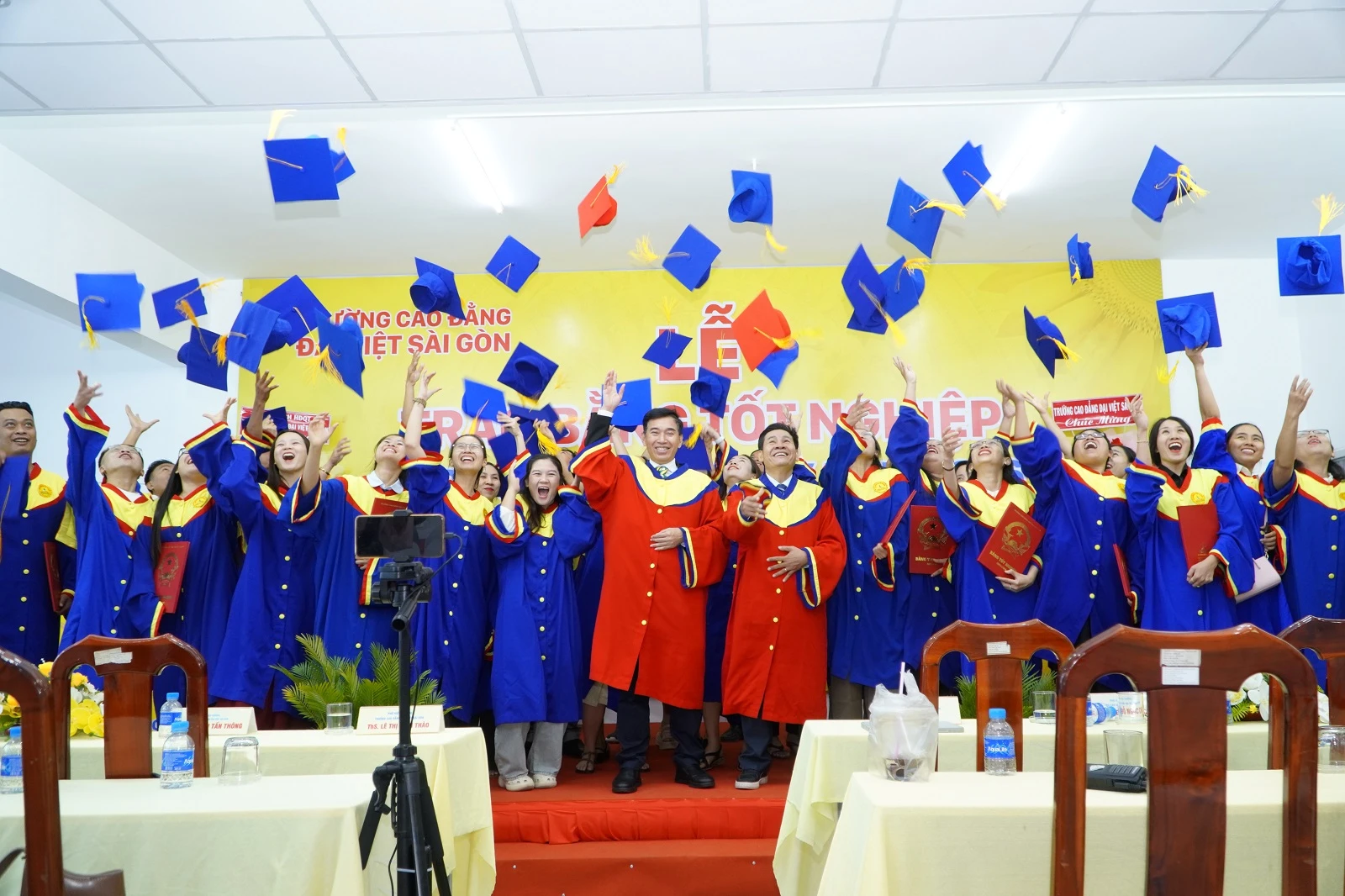 TRƯỜNG CAO ĐẲNG ĐẠI VIỆT SÀI GÒN GỬI TẶNG NHỮNG KHOẢNH KHẮC ĐẸP TRONG LỄ TỐT NGHIỆP ĐẾN CÁC TÂN CỬ NHÂN, TÂN KỸ SƯ