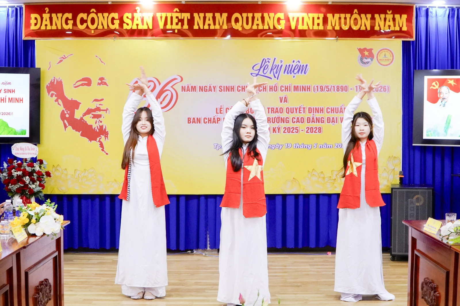 TRƯỜNG CAO ĐẲNG ĐẠI VIỆT SÀI GÒN KỶ NIỆM 136 NĂM NGÀY SINH CHỦ TỊCH HỒ CHÍ MINH VÀ TRAO QUYẾT ĐỊNH BCH ĐOÀN TRƯỜNG NHIỆM KỲ 2025 - 2028
