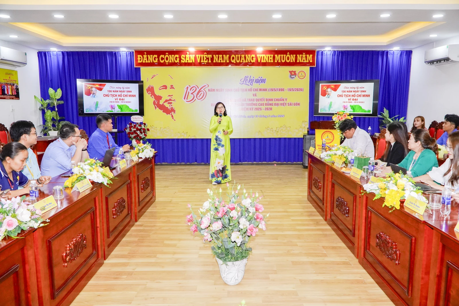 TRƯỜNG CAO ĐẲNG ĐẠI VIỆT SÀI GÒN KỶ NIỆM 136 NĂM NGÀY SINH CHỦ TỊCH HỒ CHÍ MINH VÀ TRAO QUYẾT ĐỊNH BCH ĐOÀN TRƯỜNG NHIỆM KỲ 2025 - 2028