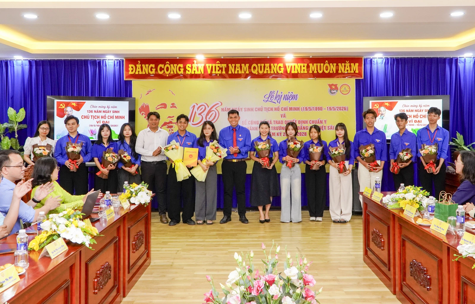 TRƯỜNG CAO ĐẲNG ĐẠI VIỆT SÀI GÒN KỶ NIỆM 136 NĂM NGÀY SINH CHỦ TỊCH HỒ CHÍ MINH VÀ TRAO QUYẾT ĐỊNH BCH ĐOÀN TRƯỜNG NHIỆM KỲ 2025 - 2028