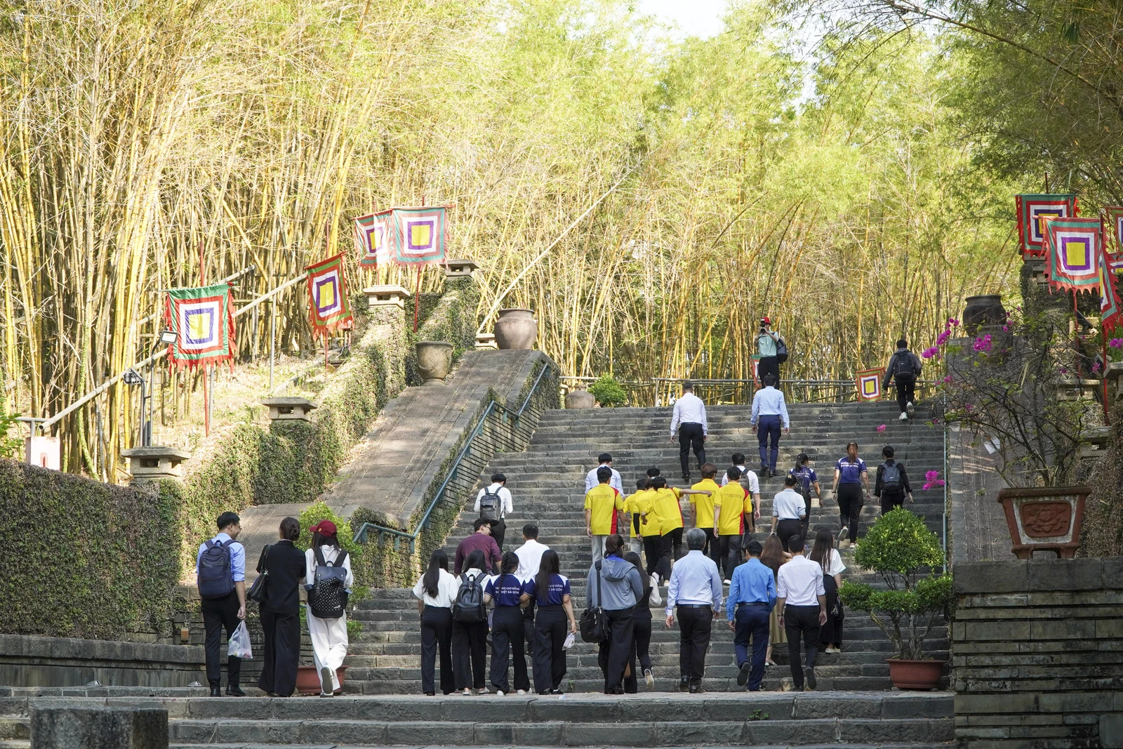 TRƯỜNG CAO ĐẲNG ĐẠI VIỆT SÀI GÒN TỔ CHỨC LỄ DÂNG HƯƠNG TƯỞNG NIỆM CÁC VUA HÙNG