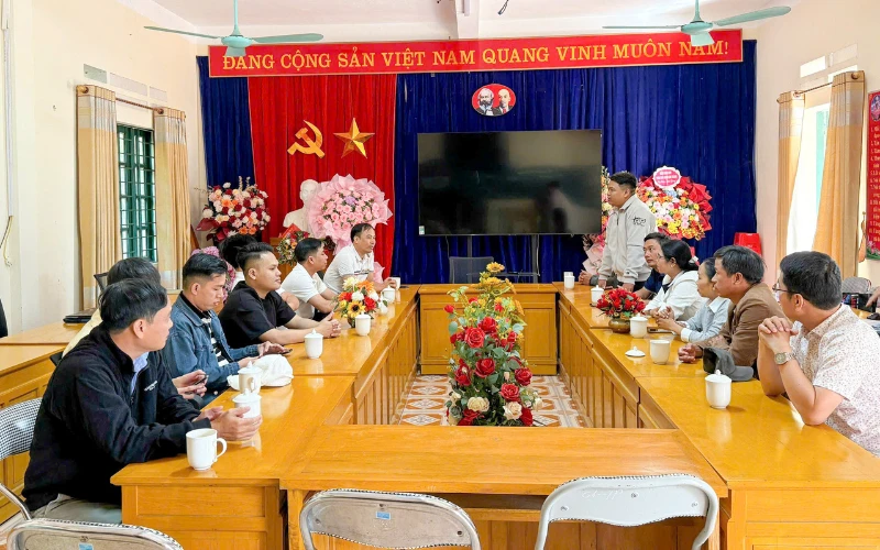 Trường Cao Đẳng Đại Việt Sài Gòn Trao Quà Cho Các Em Nhỏ Vùng Cao Tả Phời