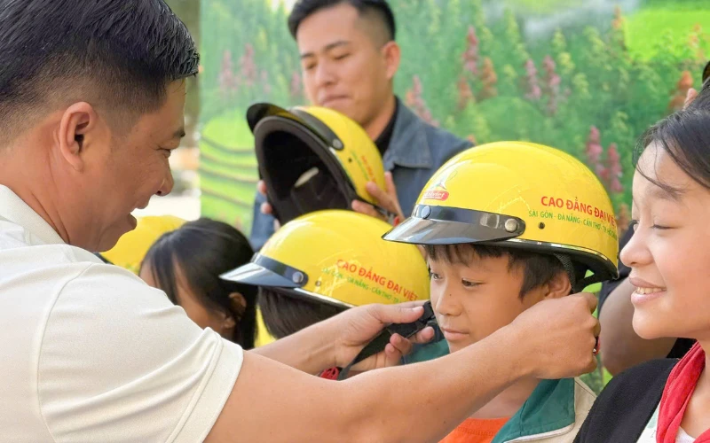 Trường Cao Đẳng Đại Việt Sài Gòn Trao Quà Cho Các Em Nhỏ Vùng Cao Tả Phời