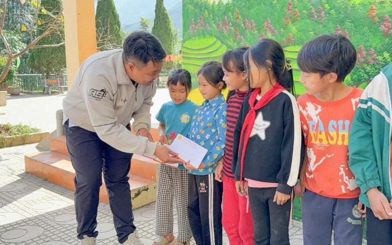 Trường Cao Đẳng Đại Việt Sài Gòn Trao Quà Cho Các Em Nhỏ Vùng Cao Tả Phời