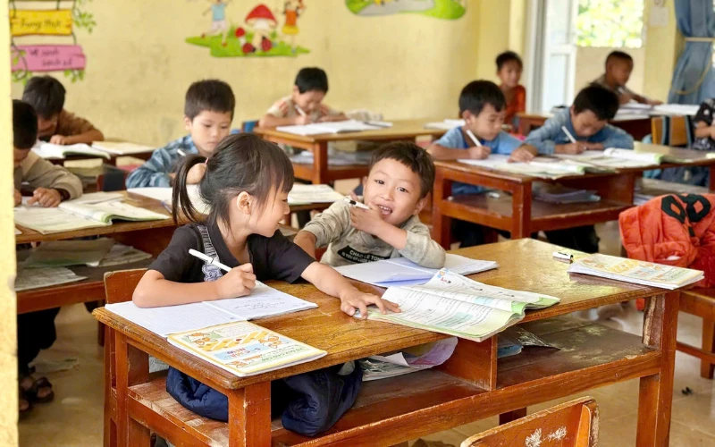 Trường Cao Đẳng Đại Việt Sài Gòn Trao Quà Cho Các Em Nhỏ Vùng Cao Tả Phời