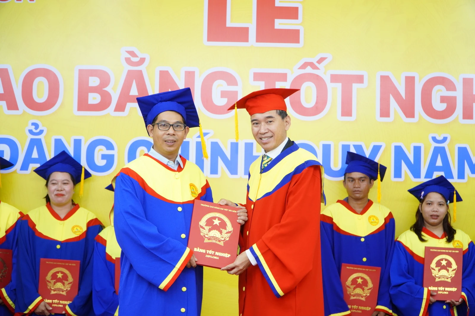 TỪ CƠ SỞ Y TẾ ĐẾN LỄ TỐT NGHIỆP - HÀNH TRÌNH NÂNG CAO TRÌNH ĐỘ CỦA NHỮNG Y SỸ TUYẾN CƠ SỞ