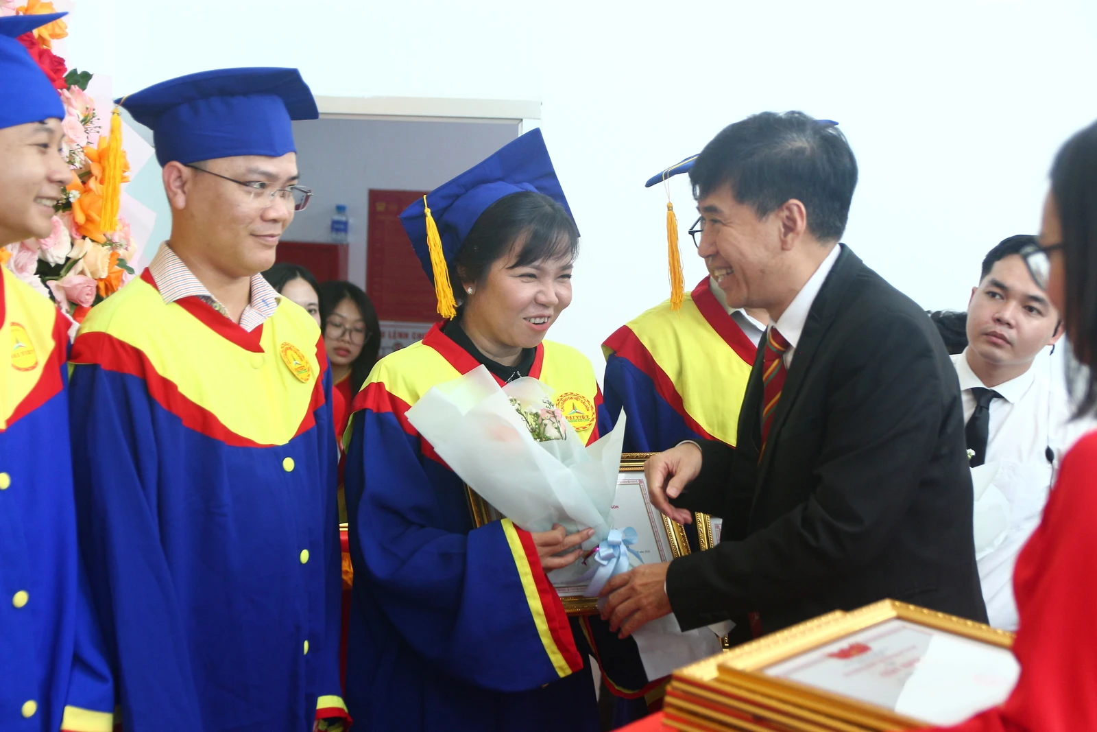 TỪ CƠ SỞ Y TẾ ĐẾN LỄ TỐT NGHIỆP - HÀNH TRÌNH NÂNG CAO TRÌNH ĐỘ CỦA NHỮNG Y SỸ TUYẾN CƠ SỞ