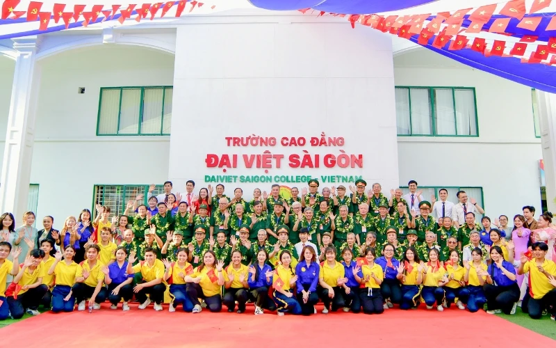 Ubnd Tp. Hồ Chí Minh Trao Tặng Bằng Khen Thành Tích Xuất Sắc Đặc Biệt Cho Trường Cao Đẳng Đại Việt Sài Gòn