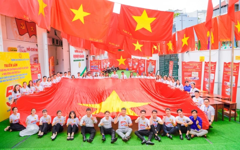 Ubnd Tp. Hồ Chí Minh Trao Tặng Bằng Khen Thành Tích Xuất Sắc Đặc Biệt Cho Trường Cao Đẳng Đại Việt Sài Gòn