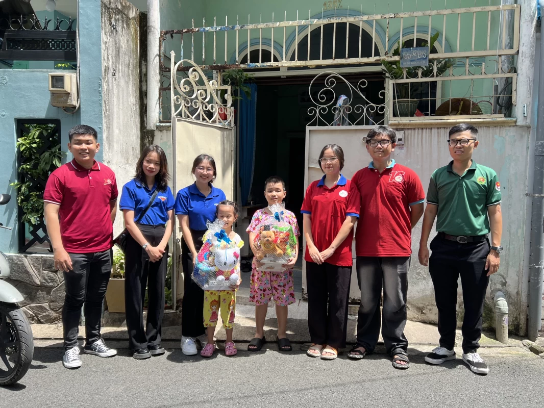 Đoàn Trường Cao đẳng Đại Việt Sài Gòn đã phối hợp với Đoàn Phường 1 tổ chức chương trình "Chiến sĩ tình nguyện vì đàn em"