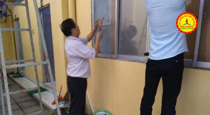 Dán Kính Chống Nắng | Trường Cao Đẳng Đại Việt Sài Gòn