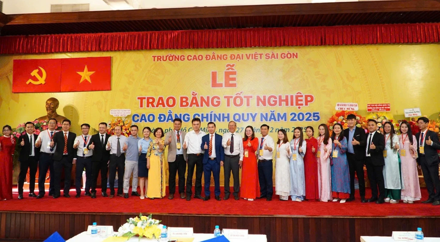 Chúc Mừng Tân Thủ Khoa Dược Sĩ | Trường Cao Đẳng Đại Việt Sài Gòn